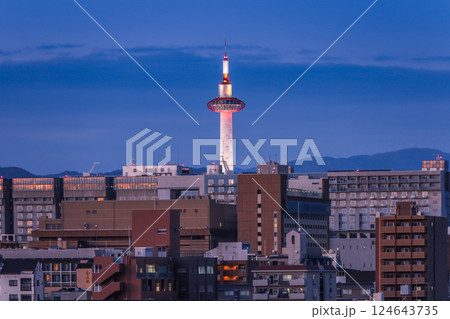 ライトアップされた京都タワーを見る夕景 124643735