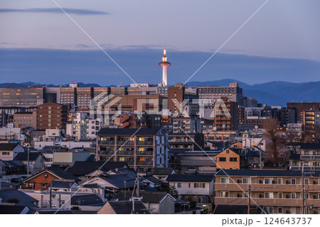 ライトアップされた京都タワーを見る京都市街地夕景 124643737