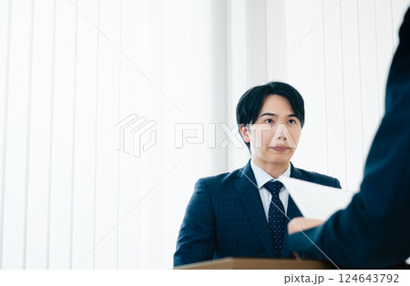 面談で緊張するビジネスマン 124643792