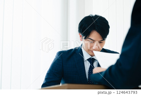 面談で緊張するビジネスマン 面談で緊張するビジネスマン 124643793