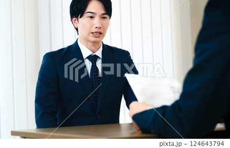 面談で緊張するビジネスマン 124643794