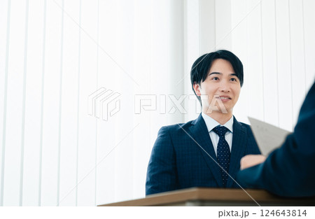 面談をするビジネスマン 124643814