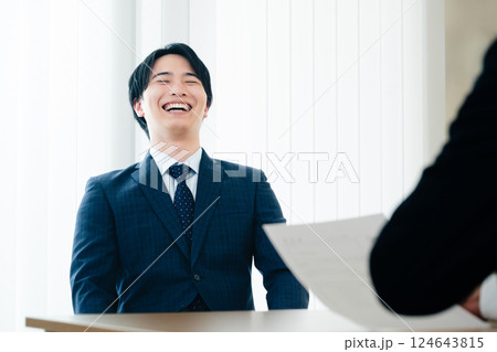 面談をするビジネスマン 124643815