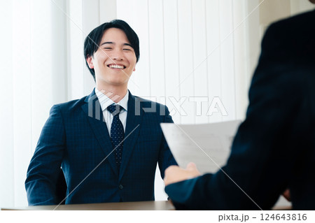 面談をするビジネスマン 124643816