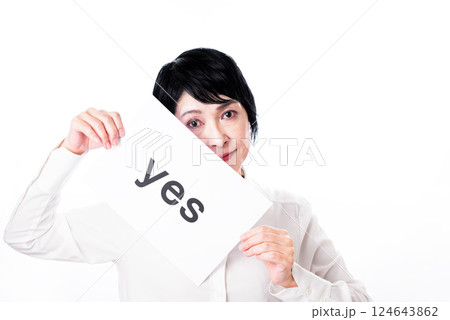 YESと書かれたカードを持つ中年女性 124643862
