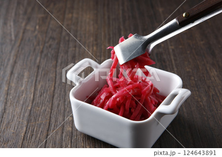 白い器に盛った紅生姜　木目背景 124643891