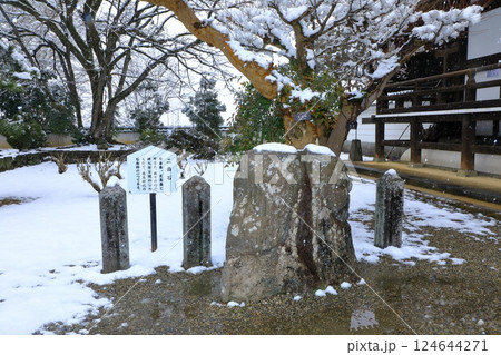 明日香村　橘寺　雪景色　二面石 124644271