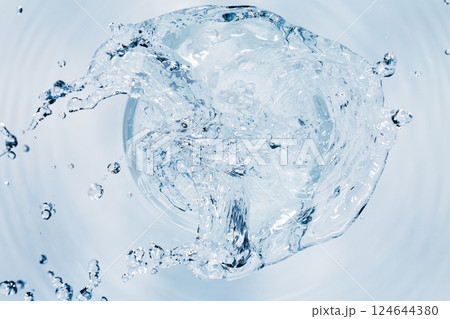 パイプから吹き出す水. パイプから吹き出す水. 124644380