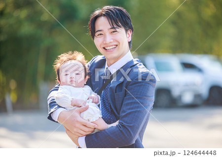 赤ちゃんを抱く男性　お宮参り 124644448
