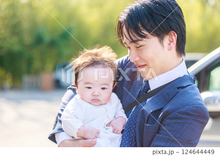 赤ちゃんを抱く男性　お宮参り 124644449