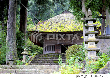 新潟県阿賀町 森の中にひっそりと建つ平等寺薬師堂 124644769
