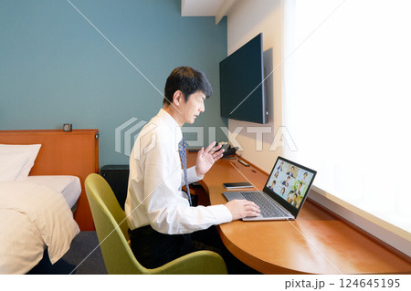 出張先のホテルでビデオ会議をするビジネスマン 出張先のホテルでビデオ会議をするビジネスマン 124645195
