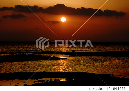 <五島の風景>夜明けの多朗島海水浴場の海 <五島の風景>夜明けの多朗島海水浴場の海 124645651