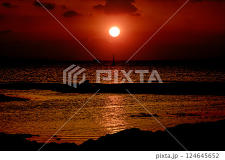 ＜五島の風景＞夜明けの多朗島海水浴場の海 124645652