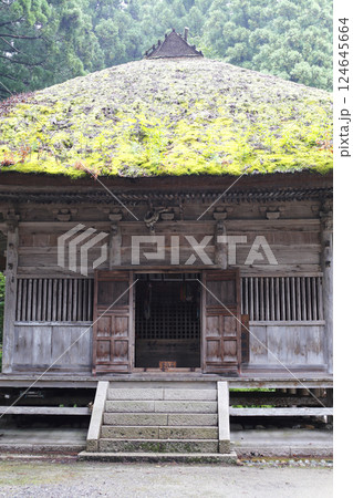 新潟県阿賀町 森の中にひっそりと建つ平等寺薬師堂 新潟県阿賀町 森の中にひっそりと建つ平等寺薬師堂 124645664