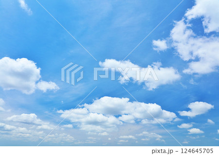 夏の青空と雲 124645705