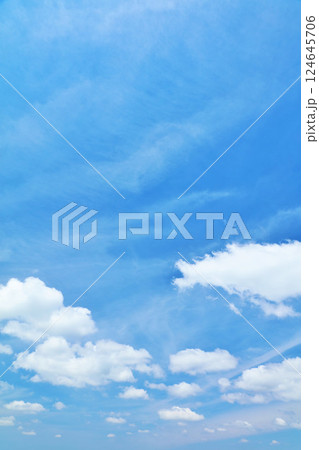 夏の青空と雲 124645706