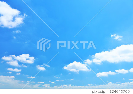 夏の青空と雲 夏の青空と雲 124645709