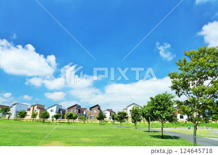 爽やかな青空と街の公園 124645718