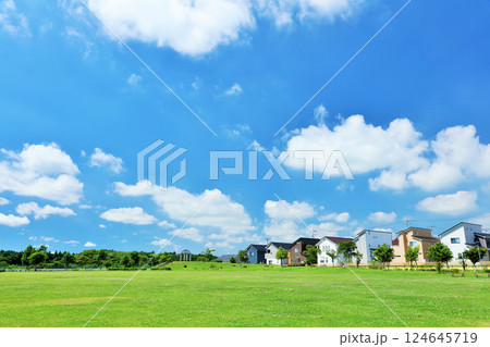 爽やかな青空と街の公園 124645719