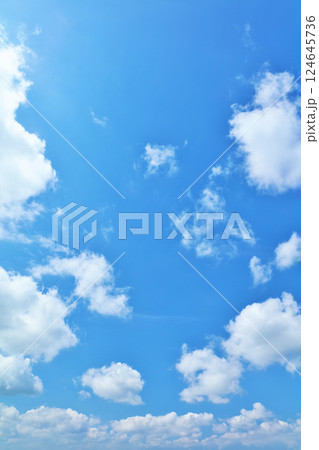 夏の青空と雲 124645736