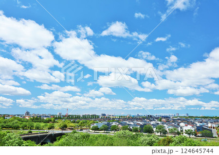 爽やかな青空と街の風景 124645744