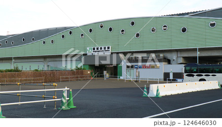 高架になった南武線の駅舎 124646030