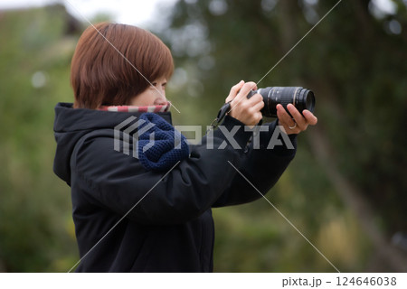 ＜人物＞森の中で写真撮影をする女性写真家 124646038
