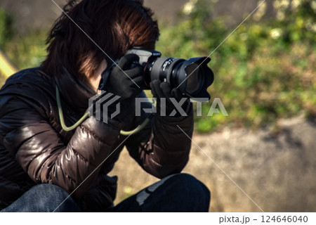 ＜人物＞森の中で写真撮影をする女性写真家 124646040