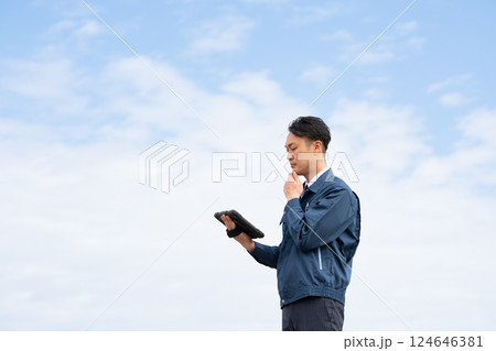 タブレット端末を持つ男性職員 タブレット端末を持つ男性職員 124646381