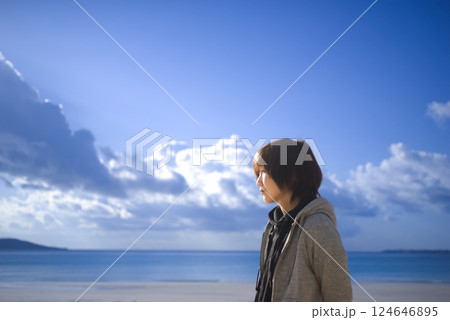 <海の景色>海で空を見詰める女性 <海の景色>海で空を見詰める女性 124646895