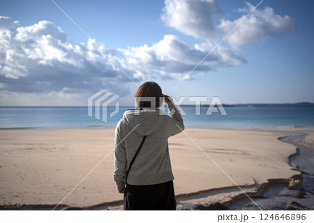 <海の景色>海で空を見詰める女性 <海の景色>海で空を見詰める女性 124646896