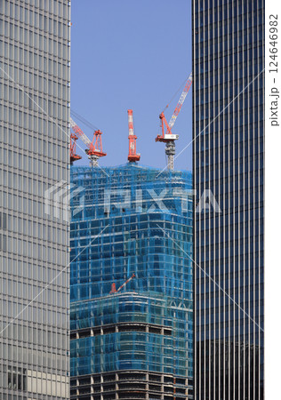 グラントウキョウノースタワーとトフロムヤエスタワー の間から見える建設中の高層ビル グラントウキョウノースタワーとトフロムヤエスタワー の間から見える建設中の高層ビル 124646982