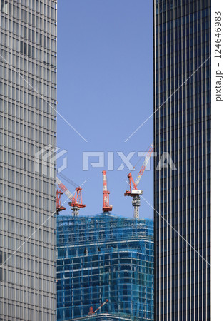 グラントウキョウノースタワーとトフロムヤエスタワー の間から見える建設中の高層ビル 124646983
