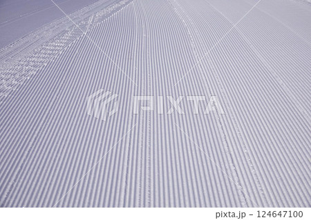 スキー場ゲレンデの圧雪車が圧雪した後の雪の模様 124647100