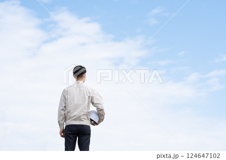 作業着の男性 124647102