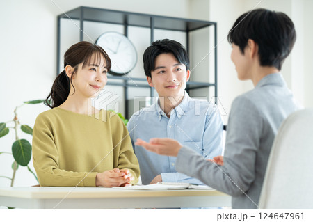 プランナーに相談する若い夫婦 プランナーに相談する若い夫婦 124647961