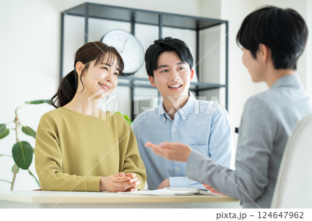 プランナーに相談する若い夫婦 124647962