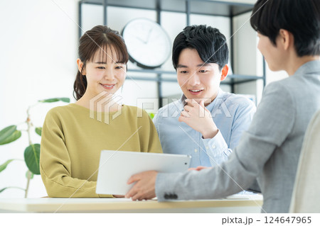 プランナーに相談する若い夫婦 プランナーに相談する若い夫婦 124647965
