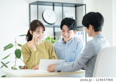 プランナーに相談する若い夫婦 124647966