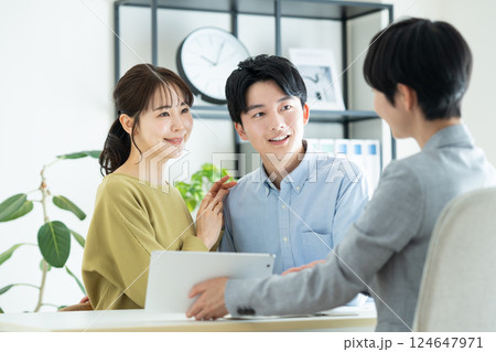 プランナーに相談する若い夫婦 124647971