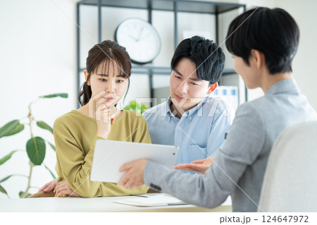 プランナーに相談する若い夫婦 プランナーに相談する若い夫婦 124647972