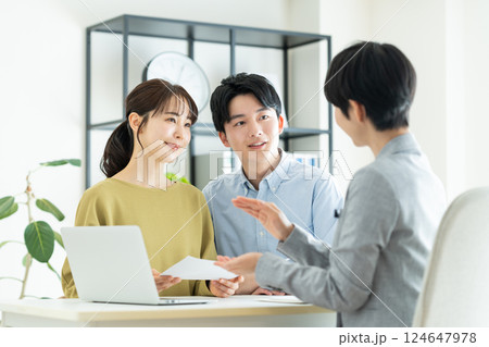 プランナーに相談する若い夫婦 プランナーに相談する若い夫婦 124647978
