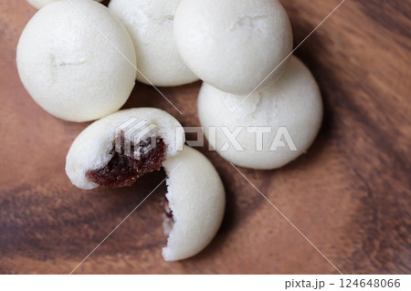 半分に割った粒あん入りの一口饅頭の断面 124648066