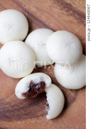 半分に割った粒あん入りの一口饅頭の断面 124648067