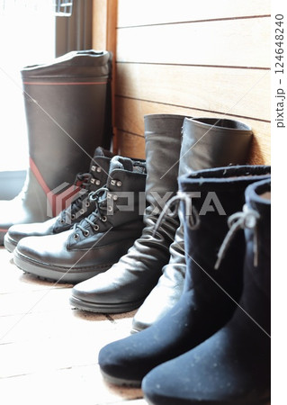 玄関に出しっぱなしの並べた冬靴 124648240