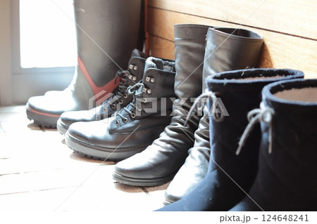 玄関に出しっぱなしの並べた冬靴 玄関に出しっぱなしの並べた冬靴 124648241