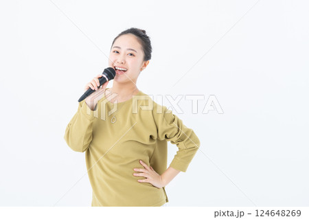 カラオケをする若い女性 124648269