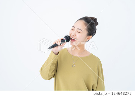 カラオケをする若い女性 124648273