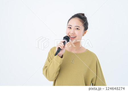 カラオケをする若い女性 カラオケをする若い女性 124648274